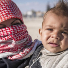 Muna, un madre siria de Deir Ezzor, con su hijo menor, Yasir, de un año, en el campo de refugiados de Al Hol, en Hasakah (Siria).-