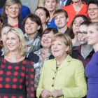 La cancillera alemana Angela Merkel, en el centro, con la ministra Manuel Schwesig, a su izquierda, en un acto con mujeres ejecutivas.-MICHAEL KAPPELER