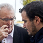 El coordinador general de IU, Cayo Lara, con Alberto Garzón, que se presenta a las primarias de IU para la presidencia del Gobierno.-Foto: EFE / EMILIO NARANJO