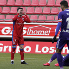 Tamayo se lamenta tras una acción en el partido ante el Sporting B. LUIS ÁNGEL TEJEDOR