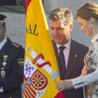 La Reina hace entrega de la bandera junto al director general de la Policía.-Ricardo Muñoz