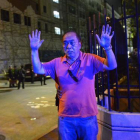 Agentes de la policía filipina, identifican a los ciudadanos junto al hotel atacado en Manila.-EFE