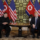 Donald Trump y Kim Jong-un en la cumbre de Hanoi, Vietnam.-AP