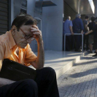 Giorgos, un pensionista de 77 años de Atenas, espera fuera del Banco Nacional de Grecia.-Foto: REUTERS / YANNIS BEHRAKIS