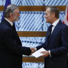 El embajador británico en la UE, Tim Barrow, entrega la carta de Theresa May al presidente del Consejo Europeo, Donald Tusk.-YVES HERMAN / REUTERS
