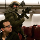 Policías en el interior del avión de Malaysia Airlines.-ANDREW LEONCELLI / AFP