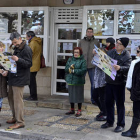 Turistas ante la oficina de Mariano Granados. /A. M.-