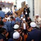 El presidente turco, Recep Tayyip Erdogan (derecha), en un rezo en su visita a Gaziantep tras el atentado de agosto..-AFP