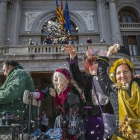 Libertad, Igualdad y Fraternidad, las Magas de Enero, saludan al público a su llegada al Ayuntamiento de Valencia en una de las anteriores ediciones-MIGUEL LORENZO