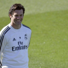 El técnico madridista Santiago Solari en el último entrenamiento antes del clásico de la Liga.-AFP