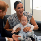 Los duques de Sussex, con su hijo, Archie, durante su encuentro con Desmond Tutu.-EFE