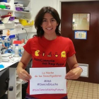 María Almena, portavoz del Grupo de Trabajo de Voto de Marea Granate, en una reivindicación del papel de la ciencia, en París, donde reside.-EL PERIÓDICO