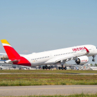 Un avión de Iberia en pleno despegue.-EFE