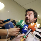 El responsable de relaciones con la sociedad civil de Podemos, Rafael Mayoral, durante las declaraciones a los medios en el Congreso.-EFE/Mariscal