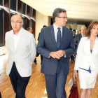 La consejera de Agricultura y Ganadería, Silvia Clemente, Junto al vicepresidente de las Cortes, Ramiro Ruiz, y el presidente de la Comisión, Julián Ramos. ICAL-