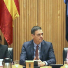 Pedro Sánchez, junto a Adriana Lastra y Cristina Narbona, este martes en el Congreso.-DAVID CASTRO