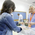 El candidato de Ciudadanos, José Luis Alonso, depositando sus papeletas.-DIEGO MAYOR