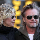 Meg Ryan y su novio, el rockero John Mellencamp pasean por las calles de Nueva York.-BAUER-GRIFFIN GC