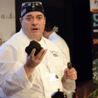 El chef Andrea Tumbarello muestra una trufa soriana en el reciente Soria Gastronómica.-ÁLVARO MARTÍNEZ