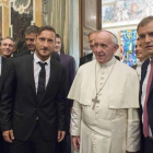 Francesco Totti, junto al papa Francisco, durante la recepción en el Vaticano del pontífice a los equipos de la Roma y el San Lorenzo de Almagro. Ambos equipos disputarán un amistoso a beneficio de las víctimas del terremoto del pasado 24 de agosto.-EL PERIÓDICO