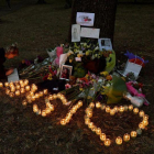 Una muchacha escribe un mensaje de condolencias en el altar montado a las puertas de la mezquita Al Noor, en Christchurch.-EFE