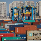 Contenedores de exportaciones en un puerto de China.-EPA