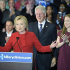 Hillary Clinton, junto a Bill Clinton y su hija Chelsea, durante la noche del caucus demócrata.-EFE / CRAIG LASSIG