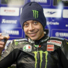Valentino Rossi (Yamaha) simula brindar por su GP nº 400, en el boxe de Phillip Island (Australia).-MILAGRO / GIGI SOLDANO
