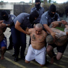 El pasado 21 de agosto, un tribunal antimafia de El Salvador condenó a penas de hasta 100 años de prisión a 61 miembros de la MS13.-REUTERS / JOSE CABEZAS