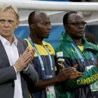 Finke, seleccionador salente de Camerún, en un partido del pasado Mundial de Brasil.-