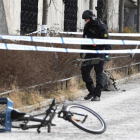 La policía ha acordonado el área fuera de la estación de metro Varby Gard, al sur de Estocolmo, donde dos personas resultaron heridas por algún tipo de explosivo en Estocolmo.-/ HENRIK MONTGOMERY (AP)