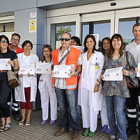 Concentración de médicos a las puertas del servicio de Urgencias del hospital en septiembre de 2011. / VALENTÍN GUISANDE-