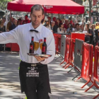 Carlos González, de la Bodega Sepúlveda, ganador de la carrera de camareros.-EL PERIÓDICO