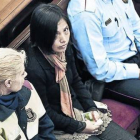 La acusada de matar a sus dos hijos, en el centro, durante la primera jornada del juicio.-Foto: DANNY CAMINAL