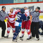 Edwin Hedberg, jugador del Medveskak de Zágreb, increpado por los rivales del Spartak durante el partido de la Liga Continental de Hockey disputado en Moscú.-KHL MEDVESKAK