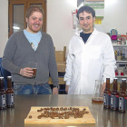 Diego Ramos y Juan Primo, en el laboratorio de la cervecera-M.D.