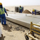 Obreros trabajando en la localidad de Jeddah en el proyecto de alta velocidad que unirán La Meca y Medina.-CHEMA MOYA