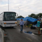 Varios autobuses trasladarán a los refugiados desde el campamento de Eko, en Grecia, hacia los centros organizados.-ARES MASIP / TWITTER