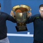 Rafael Nadal y Pablo Carreño posan con el trofeo del Abierto de China.-AP / NG HAN GUAN