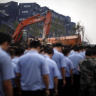 Soldados, policías y paramilitares asisten a un funeral por las víctimas de la explosión química del pasado 12 de agosto en Tianjin.-Foto: EFE / RYAN TONG
