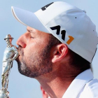 Sergio García besa el trofeo después de su victoria en Texas.-TOM PENNINGTON / AFP