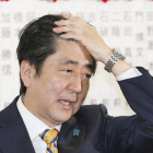 El primer ministro japonés, Shinzo Abe, hace un gesto de alivio tras conocer los sondeos que apuntan a su victoria en los comicios de este domingo.-Foto: EFE / KIMIMASA MAYAMA