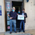 Los responsables de la Droguería La Villa celebran en la puerta del establecimiento la venta de un décimo  del Gordo. A. CARRILLO