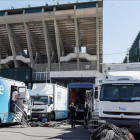 Unidad móvil de RTVE en el exterior del estadio Benito Villamarín, en Sevilla.-JOSÉ MANUEL VIDAL (EFE)