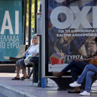 Imagen de una parada de autobús en Atenas en la que hay pancartas pidiendo el 'sí' y el 'no' en el referéndum de Grecia.-Foto: REUTERS