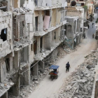 Una calle en ruinas de la ciudad de Alepo, en Siria, este jueves.-REUTERS / ABDALRHMAN ISMAIL