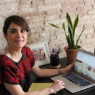 La vallisoletana Raquel Núñez muestra la plataforma ‘online’ de artículos artesanales.-EL MUNDO