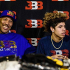 LaVar Ball, con su hijo LiAngelo en Hong Kong.-AFP / ANTHONY WALLACE