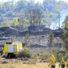 Los bomberos intervienen en las labores de extinción del incendio en las proximidades de Oteruelos. / ÁLVARO MARTÍNEZ-