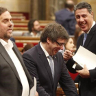 El líder del PPC en el Parlament, Xavier García Albiol, saluda al 'president' Carles Puigdemont, antes de una sesión de control en el Parlament.-EFE / MARTA PÉREZ